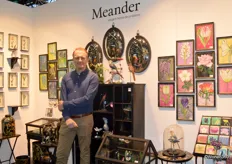 Maurice Jacobs in de stand van Meander Home & Decoration, zij verkopen o.a. handgeschilderde dozen met romantische motieven, glaswerk en porselein.